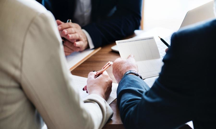 I dirigenti della Regione siciliana e la farsa degli obiettivi raggiunti. Naturalmente solo sulla carta