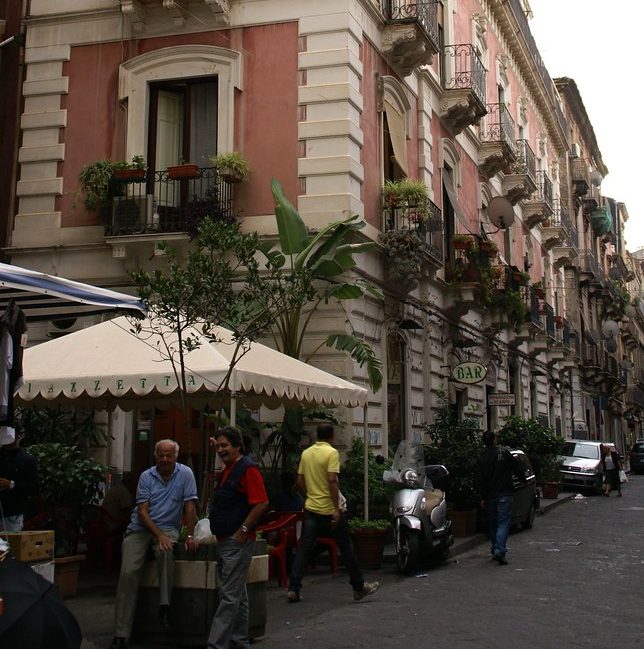 Movida, a Catania Comune ed esercenti siglano il patto della “mascherina”