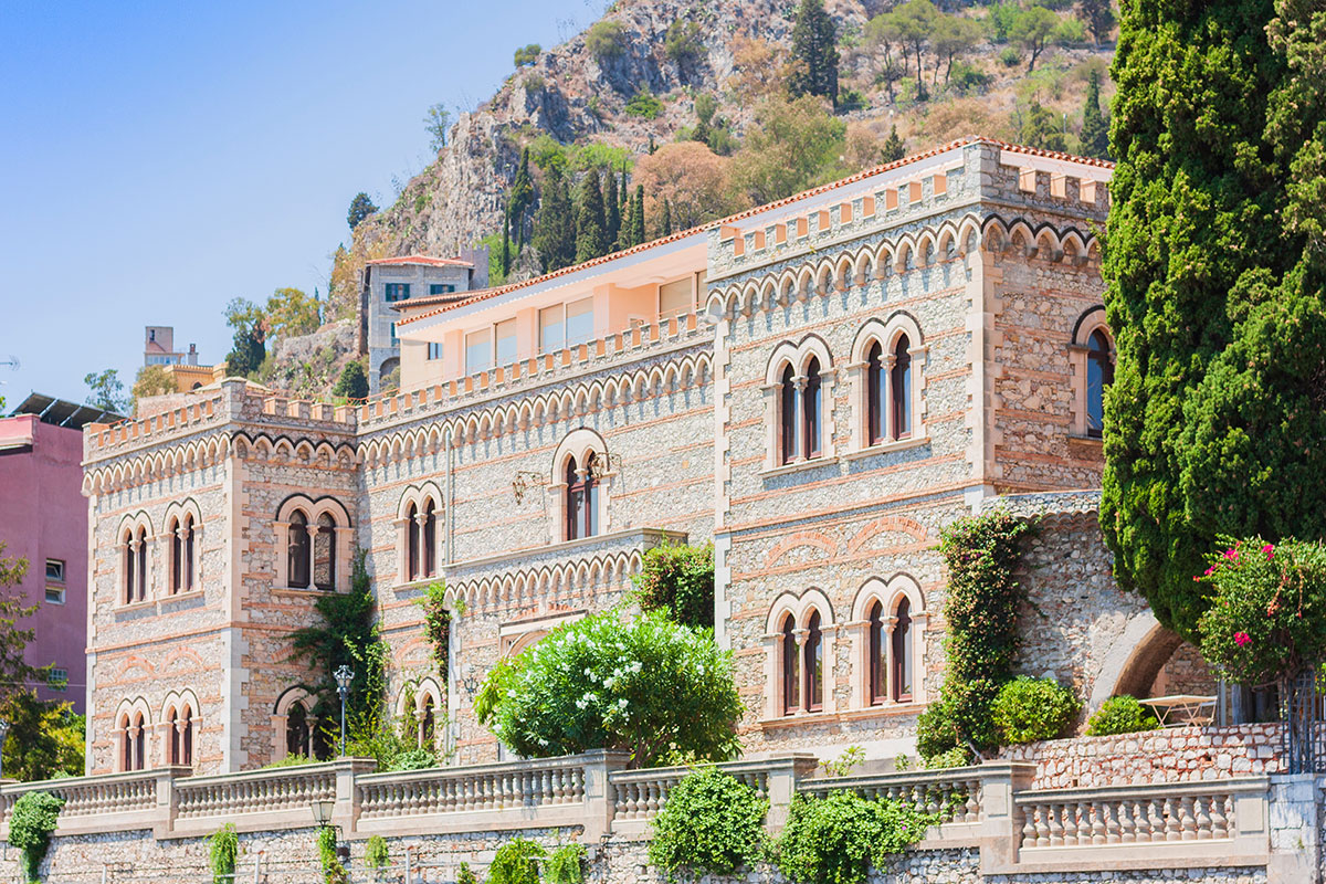 Taormina, per molti edifici occorrono lavori di restyling