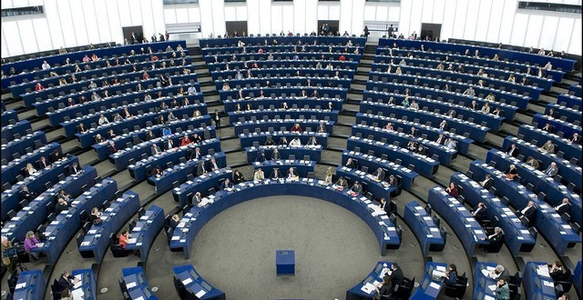 Europarlamento a favore di norme stringenti su giganti del web