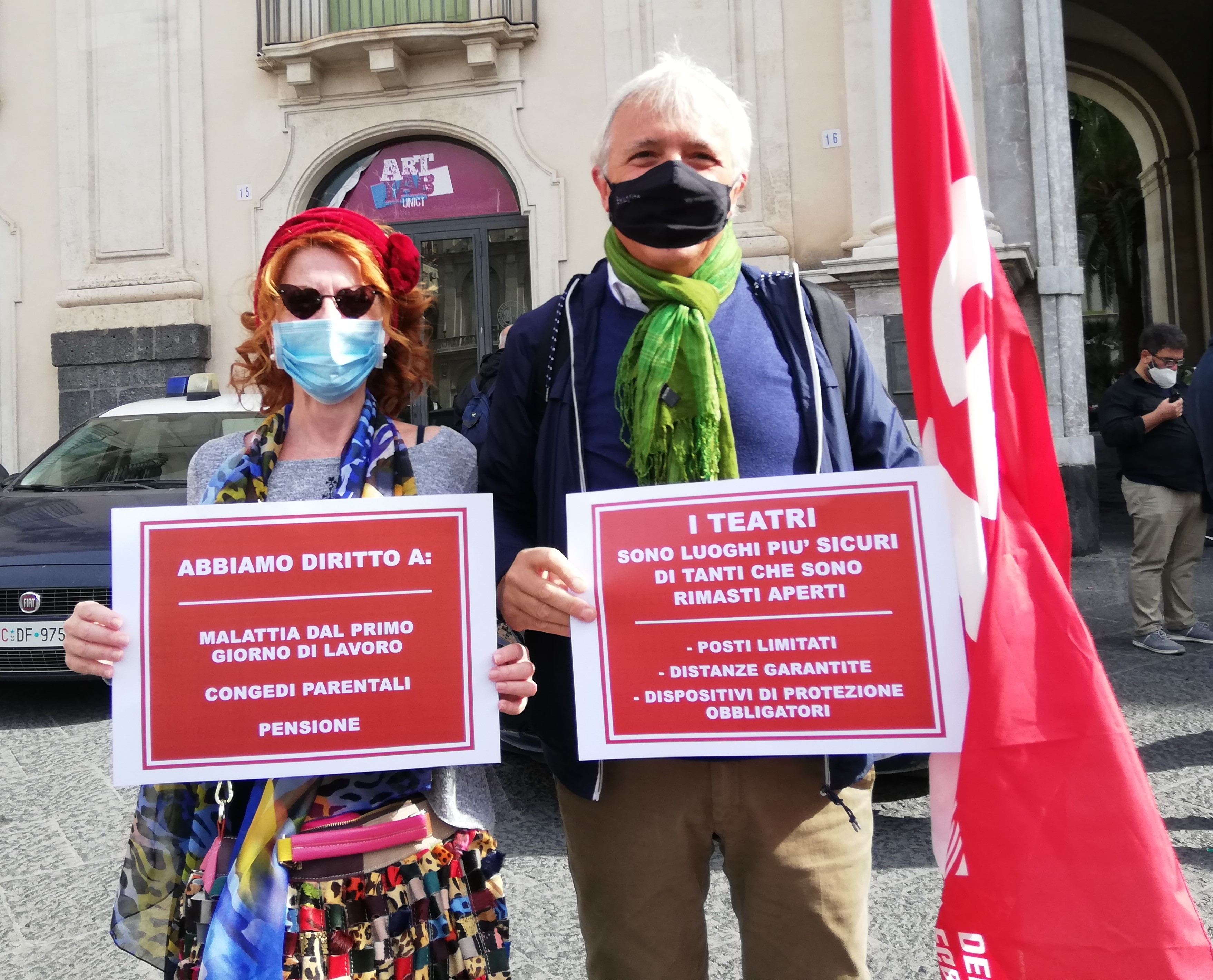 Catania, artisti dal palco alla piazza. “Alcuni di noi in fila alla Caritas”