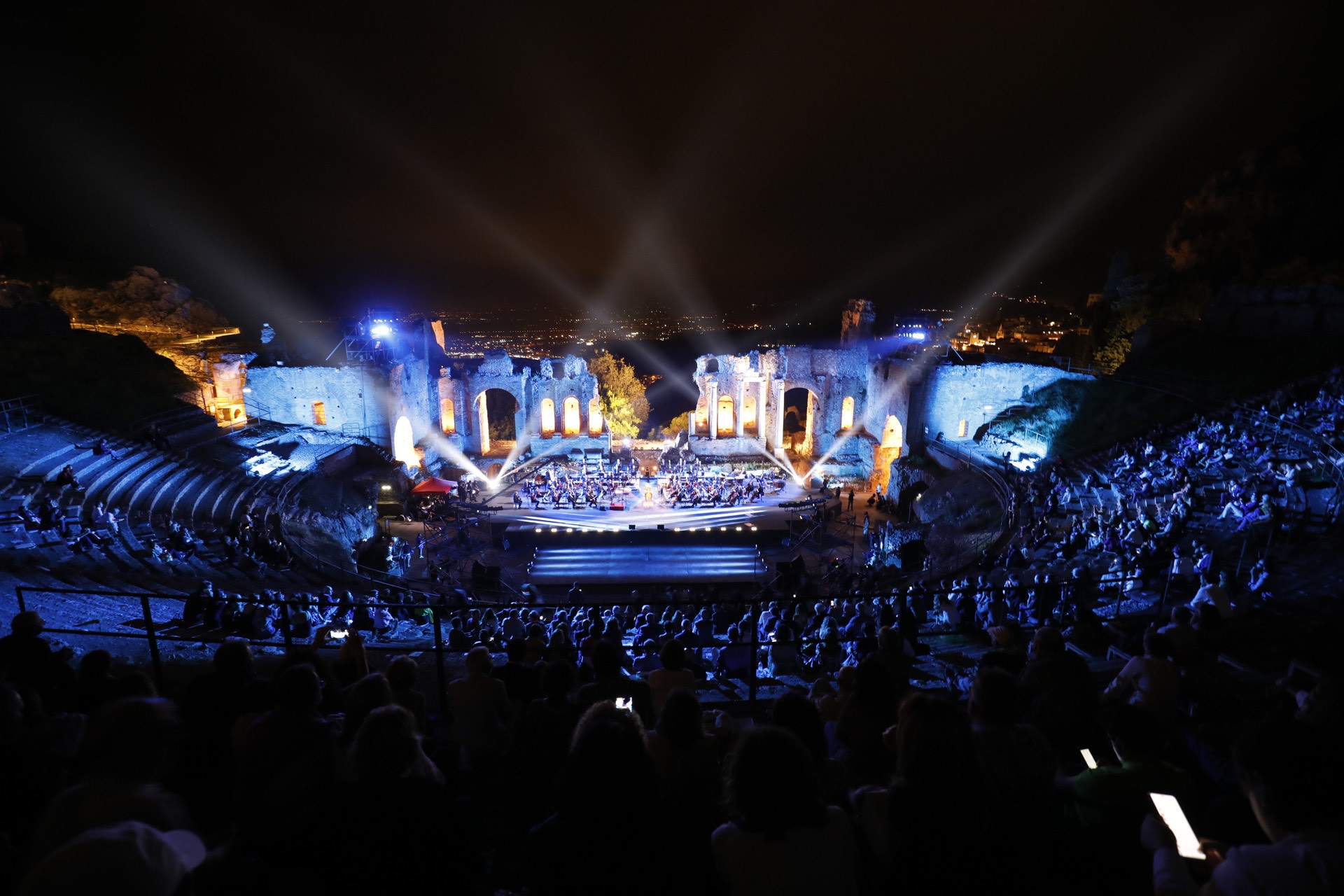 Galleria foto 'Taobuk Award 2020, entusiasmo per il magnifico sestetto premiato nel Gran Gala del Teatro Antico' - foto 1