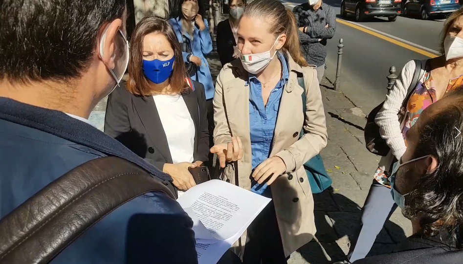 Ardizzone Gioeni, protesta davanti ai cancelli dell’Istituto dei ciechi Ardizzone Gioeni, protesta davanti ai cancelli dell’Istituto dei ciechi