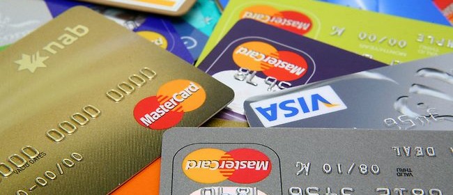 Colf “ladra” in casa, ruba la carta di credito nascosta nel cassetto: denunciata 62enne