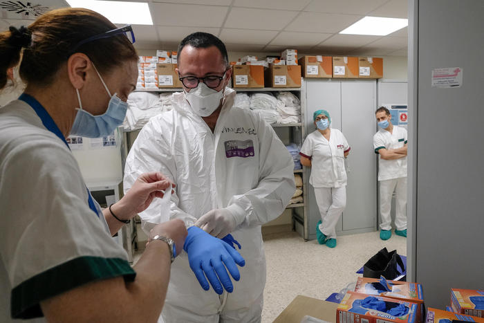 Covid, Delta ormai al 98,5%, aumentano ricoveri e decessi