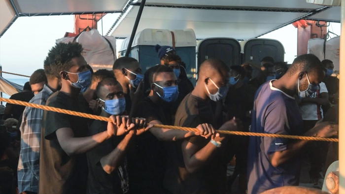 Sea Watch 4, lo sbarco dei 129 migranti dirottato a Porto Empedocle