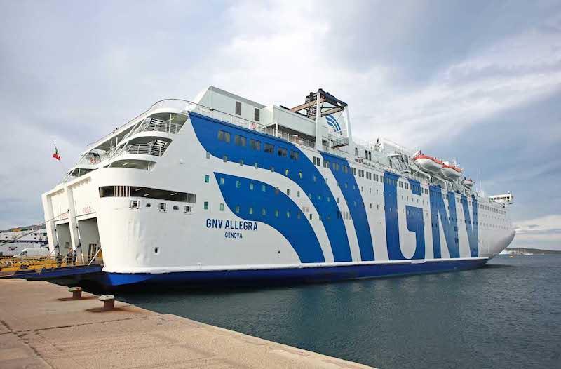 Migranti, a Lampedusa trasferimenti sulla nave quarantena