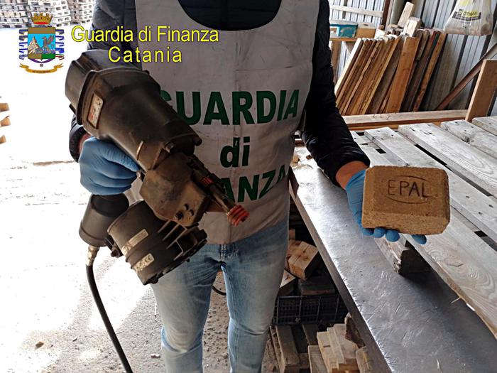 Falsi, la Guardia di Finanza sequestra a Catania ottomila pallet