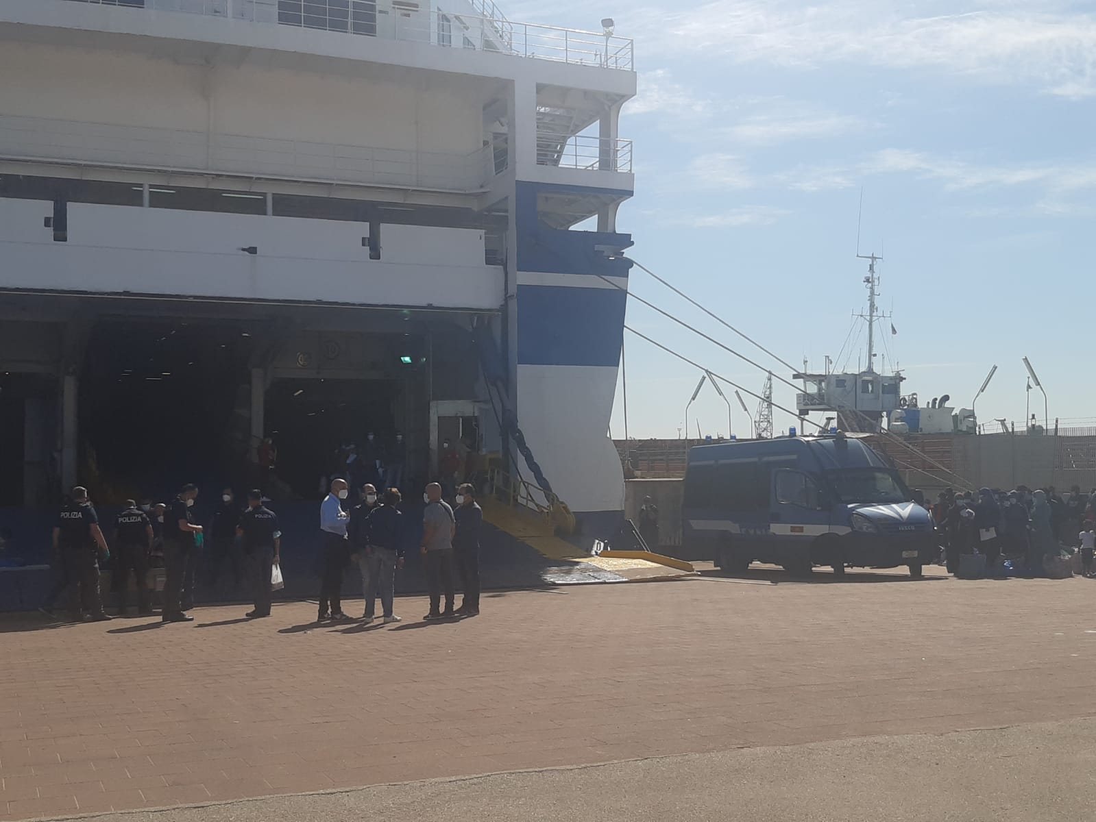 Galleria foto 'Immigrazione, sindacato poliziotti Fsp, “Siamo carne da macello nel silenzio delle istituzioni”' - foto 4