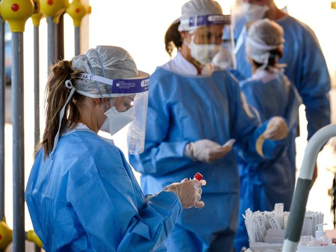 Covid, mascherine in ospedali e Rsa: ecco le nuove regole