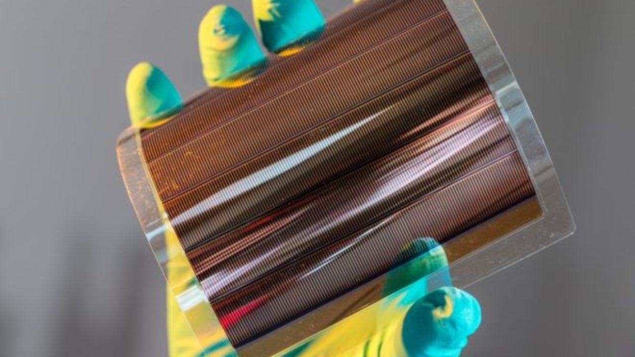 Eni, progetti green,  alternative al silicio ed energia dalle onde marine