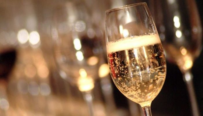 Natale e Capodanno senza brindisi costerebbero 1,2 miliardi di euro