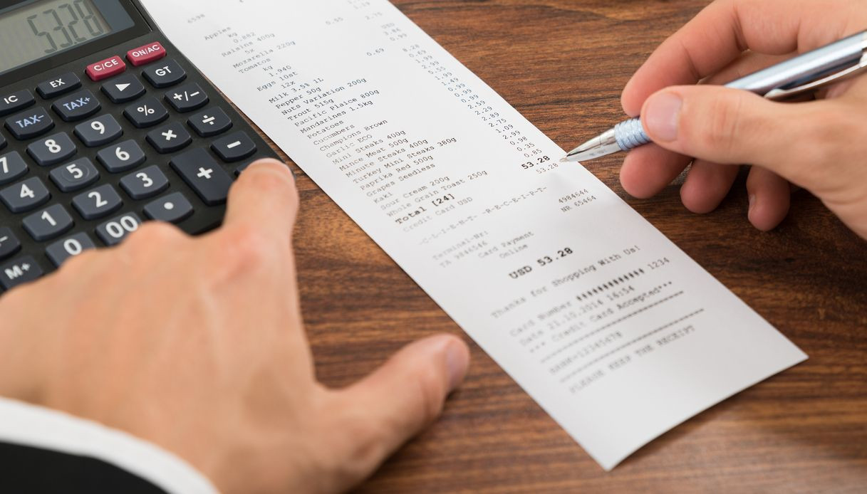 Acquisti “zero contanti”, caccia allo scontrino fortunato dall’1 gennaio