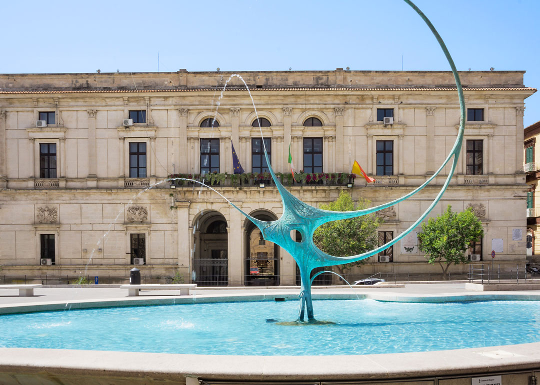 Stasera il Municipio ibleo si tinge di rosso
