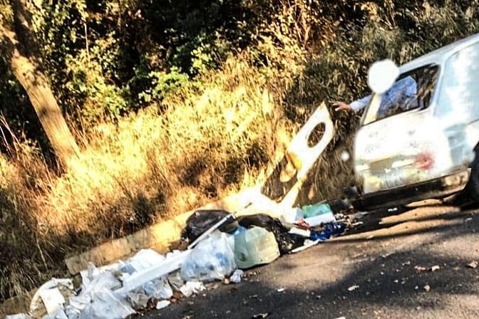Caltagirone, ripreso mentre abbandona rifiuti in un parcheggio, multato incivile