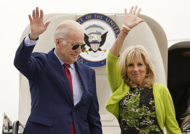 Joe Biden si china a raccogliere un fiore e lo dà alla moglie
