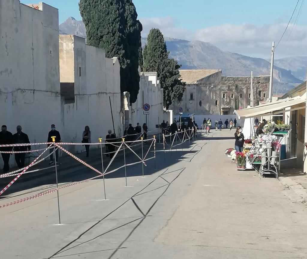 Alcamo, visite ai defunti nel rispetto delle regole. Plauso del sindaco