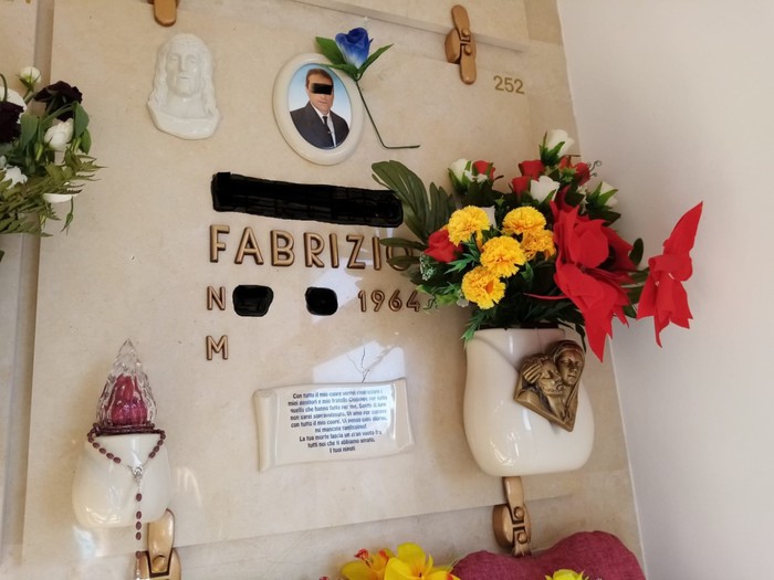 Compra loculo, incide proprio nome su lapide e porta fiori