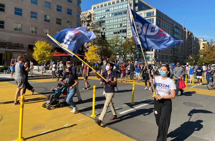 Usa, l’America si riunisce e abbraccia Joe e Kamala