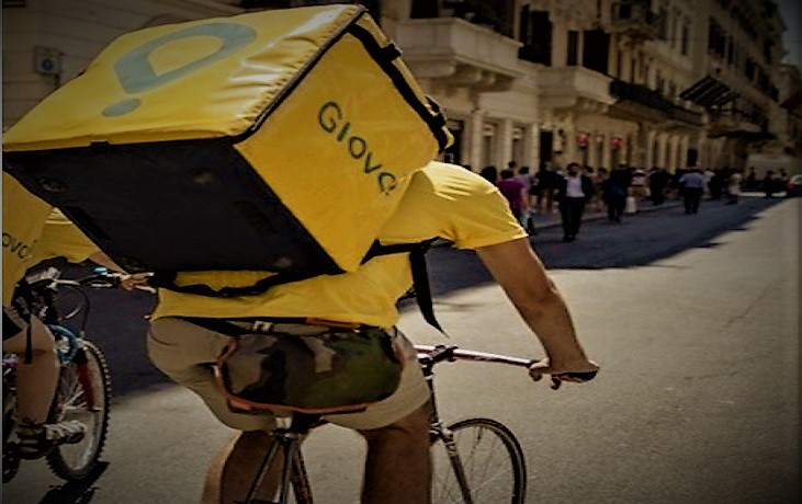 Palermo, in due rapinano rider e gli rubano 150 euro