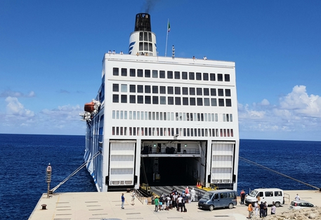 Migranti, a Lampedusa ancora nuovi arrivi e partenze