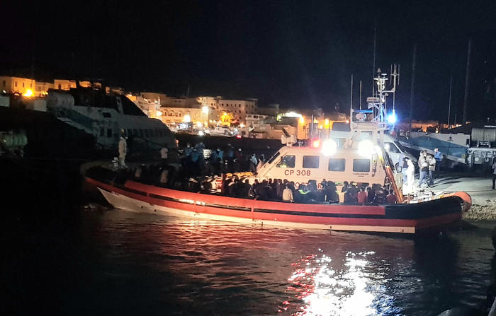 Migranti, altri cinque barchini soccorsi al largo di Lampedusa