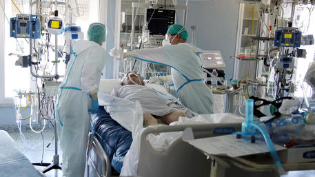 Quattro donne no vax partoriscono, gravissima una, neonata rischia vita