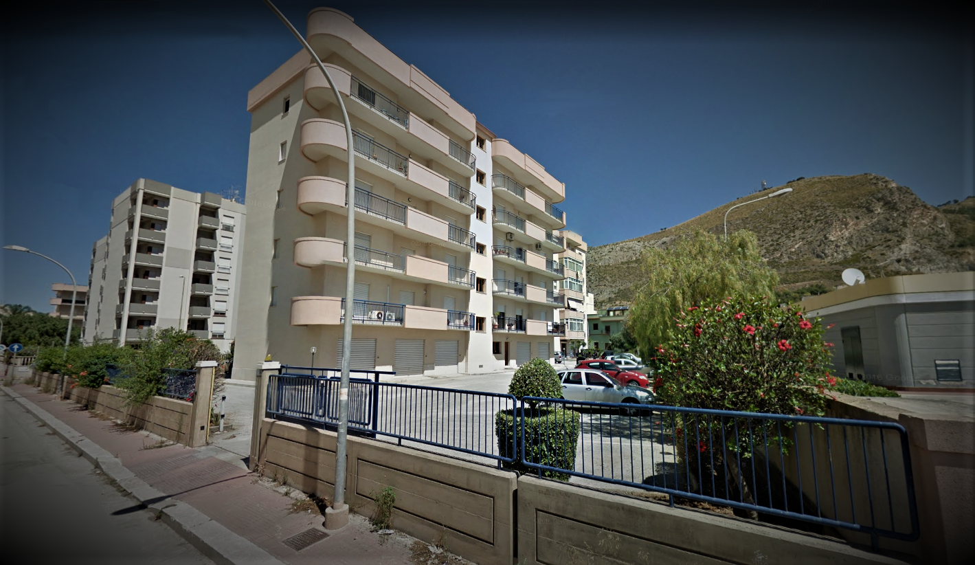 Trapani, neonato trovato con il cranio fracassato in un cortile