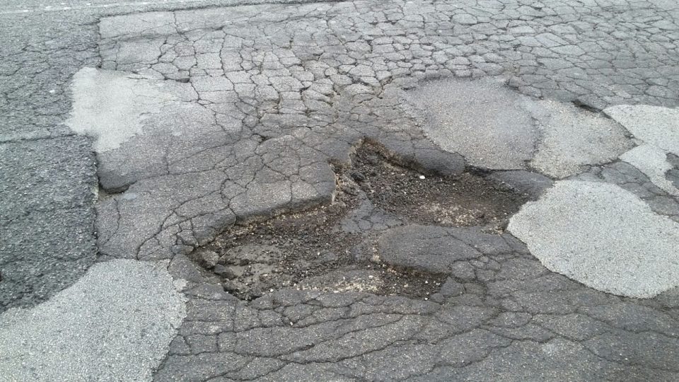 Strade provinciali “gruviera” e burocrazia nemiche del turismo e dello sviluppo in Sicilia