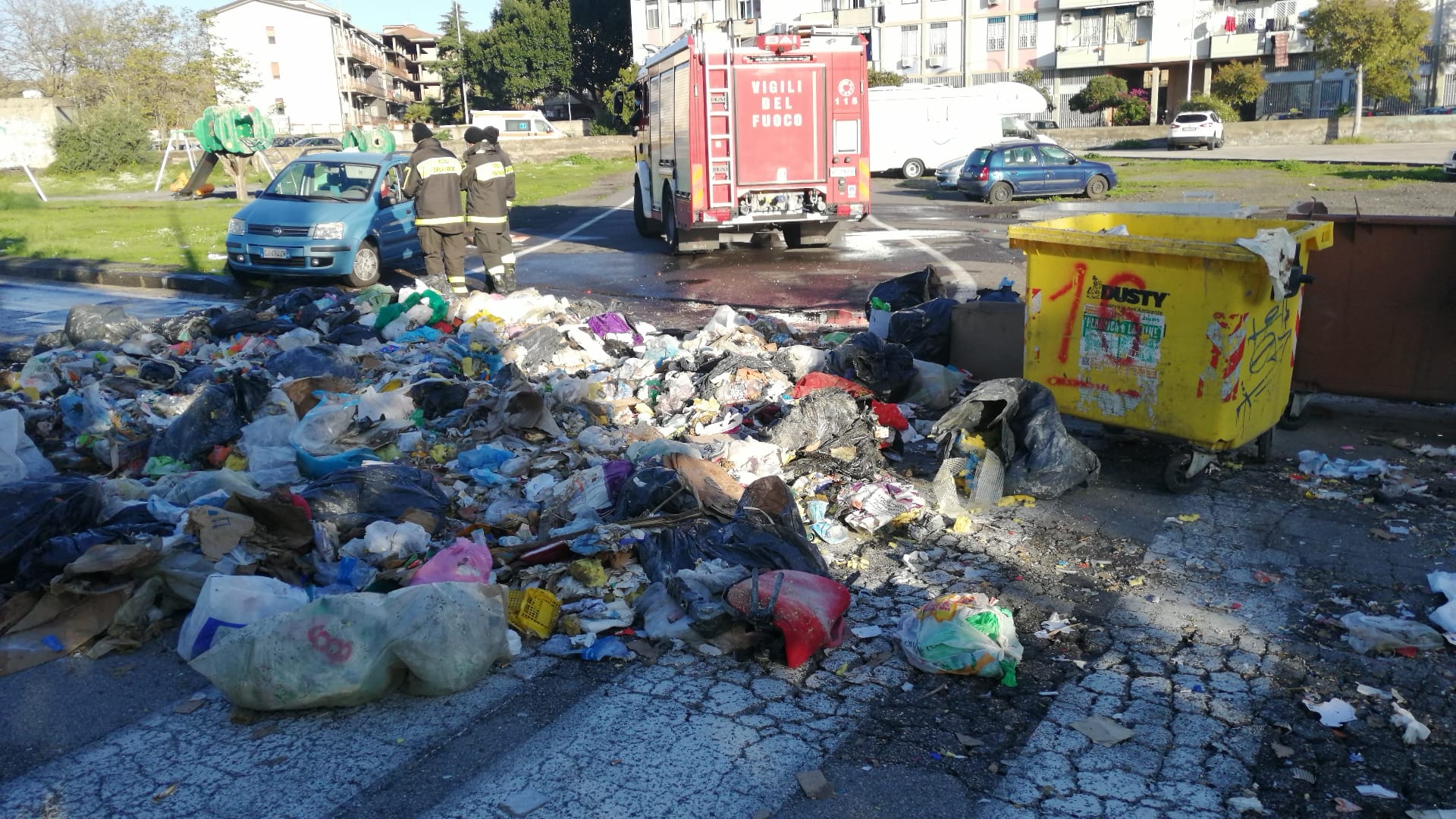 Esplode cassonetto dei rifiuti, tragedia sfiorata in via Minzoni