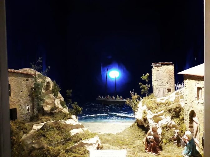 Un barcone di migranti nel presepe, Fiumefreddo celebra l’accoglienza