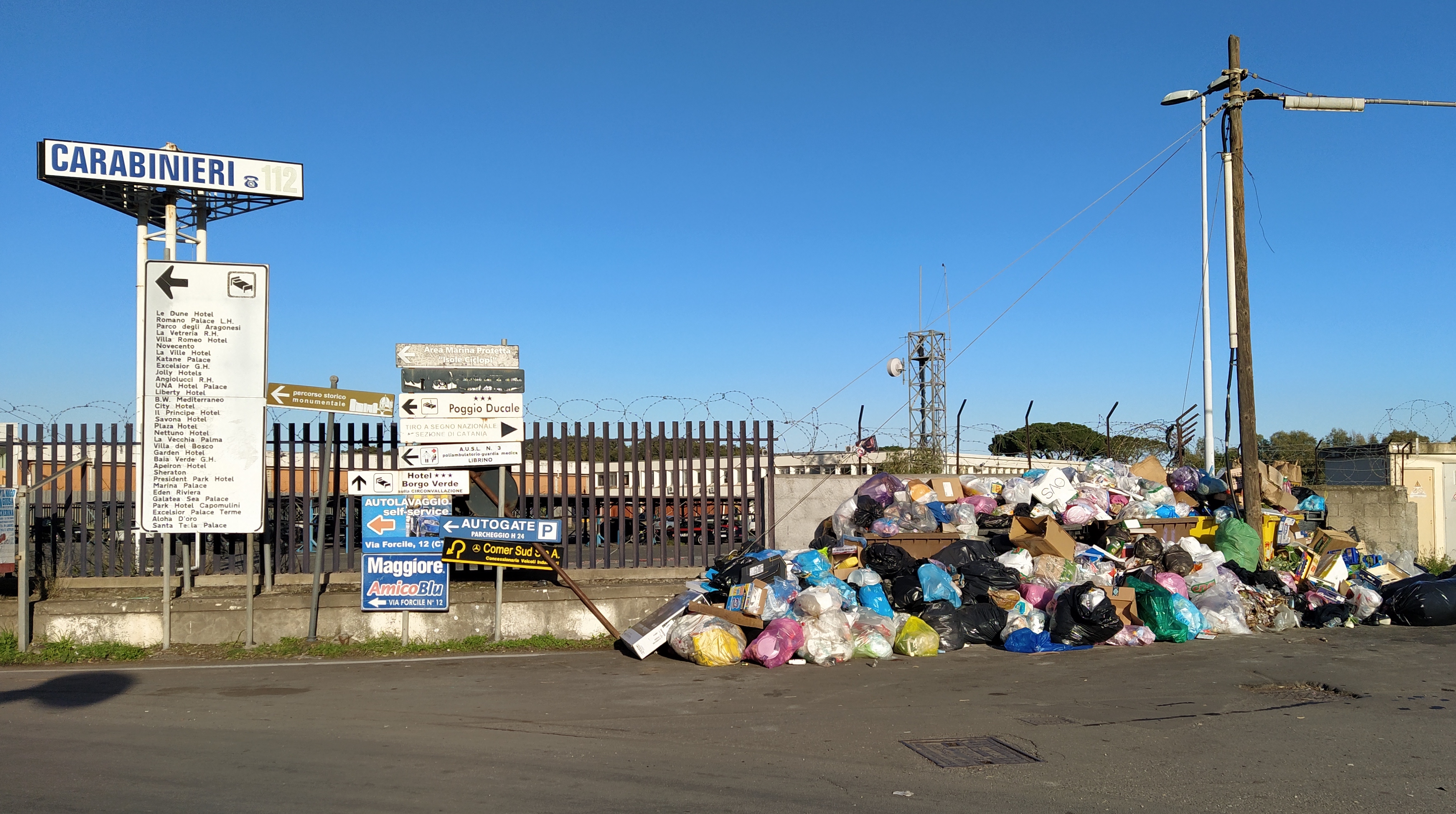 Catania, rifiuti, bagarre in Consiglio comunale