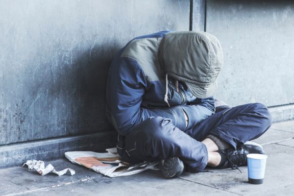 Cibo, assistenza e tamponi per i senza dimora