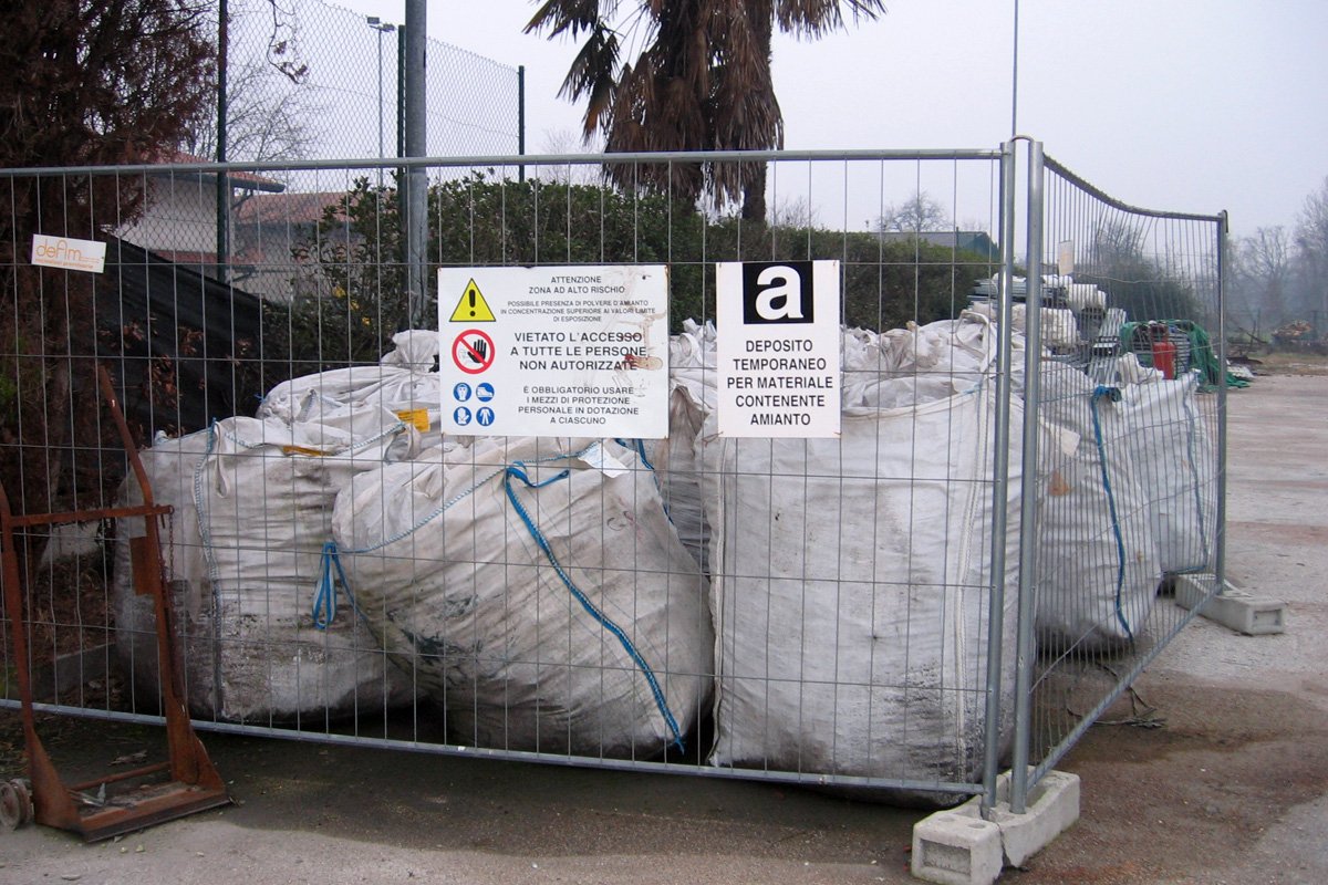 Amianto, sindaci in rivolta, “Si rischia che resti nei centri di stoccaggio”