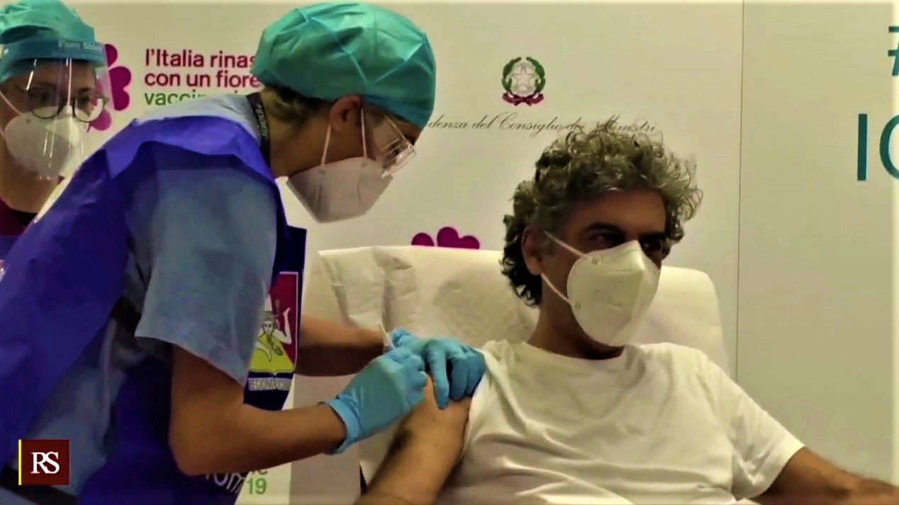 Covid, nel nuovo Piano vaccini priorità agli insegnanti