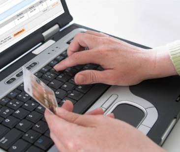 Truffa sul web, trattore acquistato online e mai arrivato: 3 denunciati