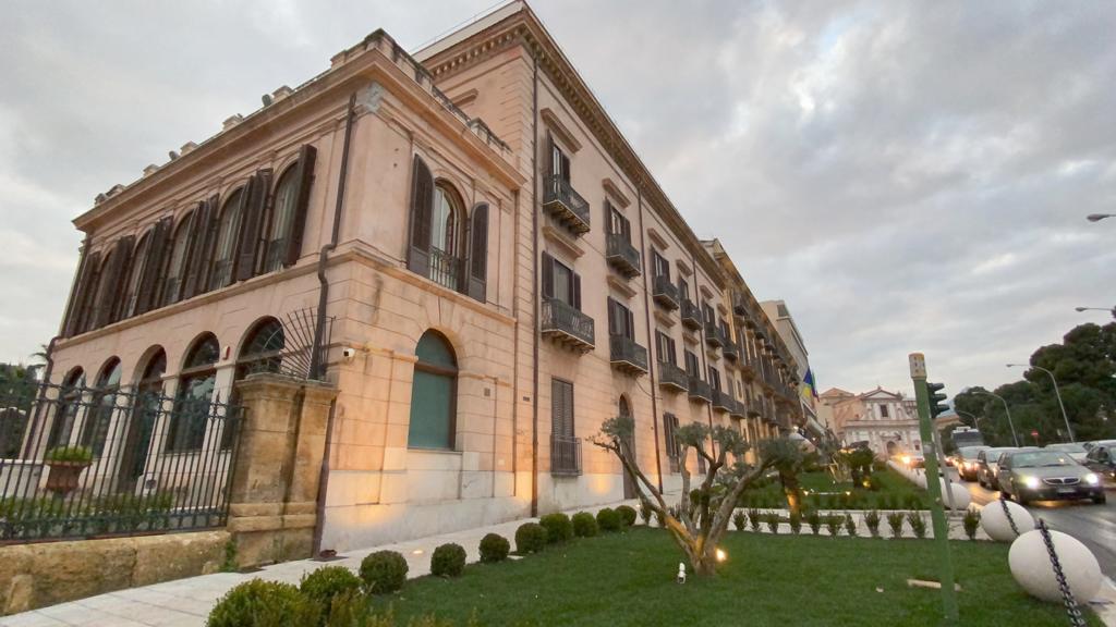 Galleria foto 'Tre milioni per aiuola a Palazzo Orléans, il M5s: “Un sacrilegio”' - foto 1