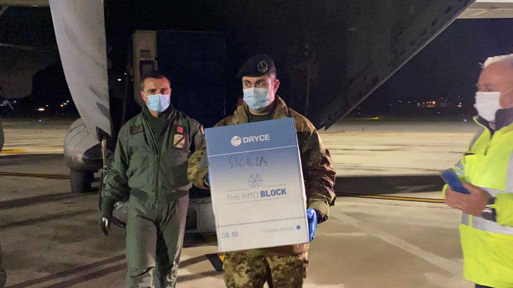 Galleria foto 'Vax Day, i vaccini finalmente a Palermo, oggi le prime somministrazioni nell’ospedale Civico' - foto 7