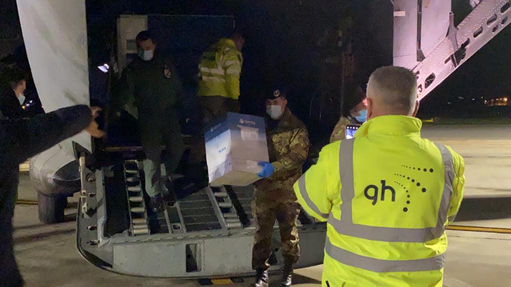 Galleria foto 'Vax Day, i vaccini finalmente a Palermo, oggi le prime somministrazioni nell’ospedale Civico' - foto 6