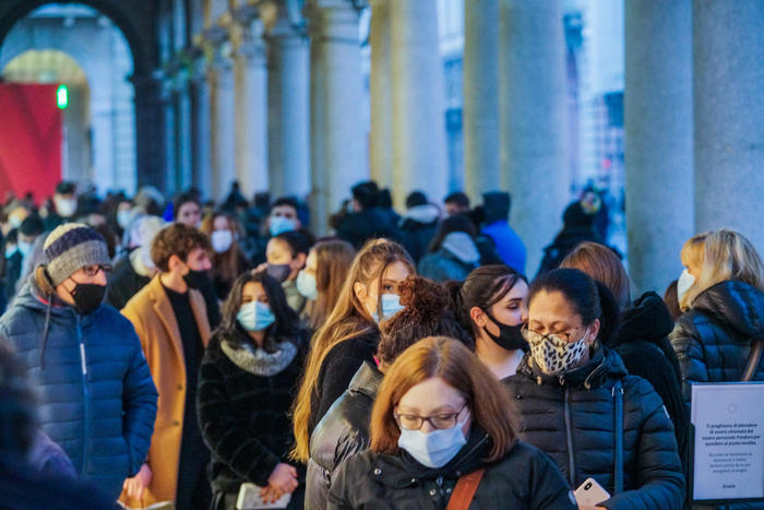 Coronavirus, esodo e shopping, file e assembramenti