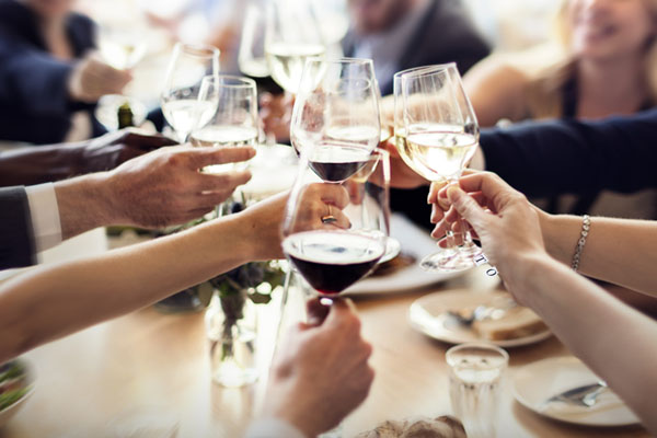 Mamma sta soffocando a tavola, figlio interviene e la salva con la manovra di Heimlich