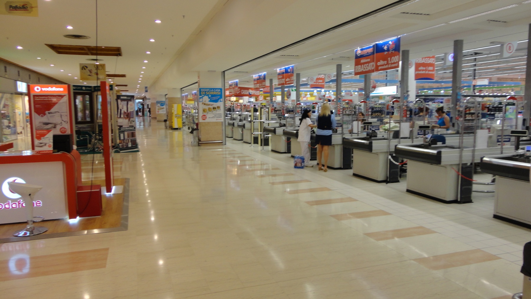 Centri commerciali chiusi, un miliardo e mezzo perso a weekend