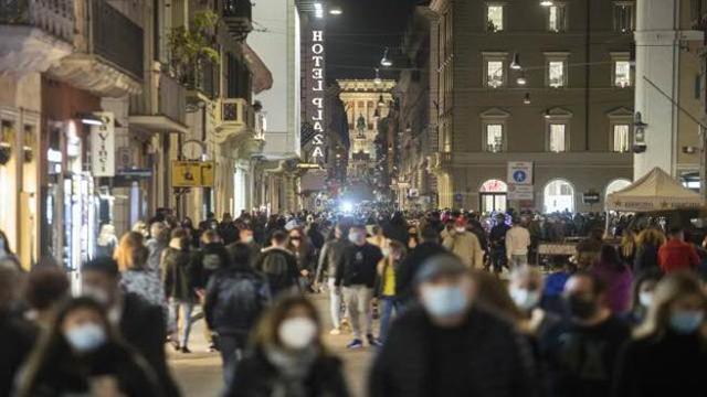 Covid, senza restrizioni cinquemila morti in più e terza ondata