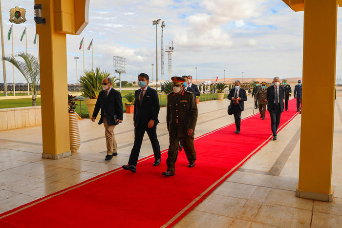 Libia, indispensabile la missione di Conte e Di Maio da Haftar