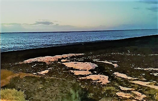Eolie, neve anche a Stromboli, imbiancate le spiagge nere