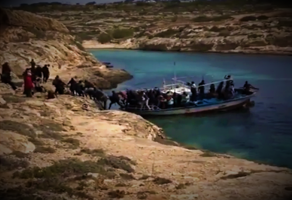 Migranti, un centinaio di persone sul barcone arenato a Lampedusa