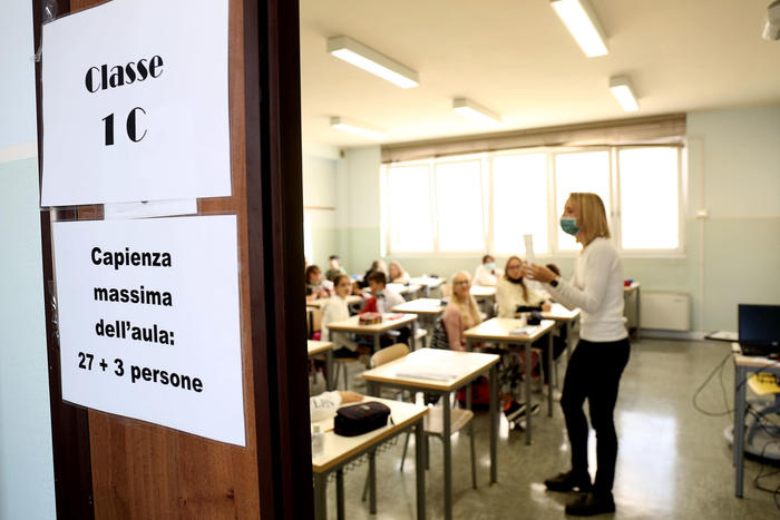 Scuola, verso riaperture e test periodici a studenti e personale Scuola, verso riaperture e test periodici a studenti e personale