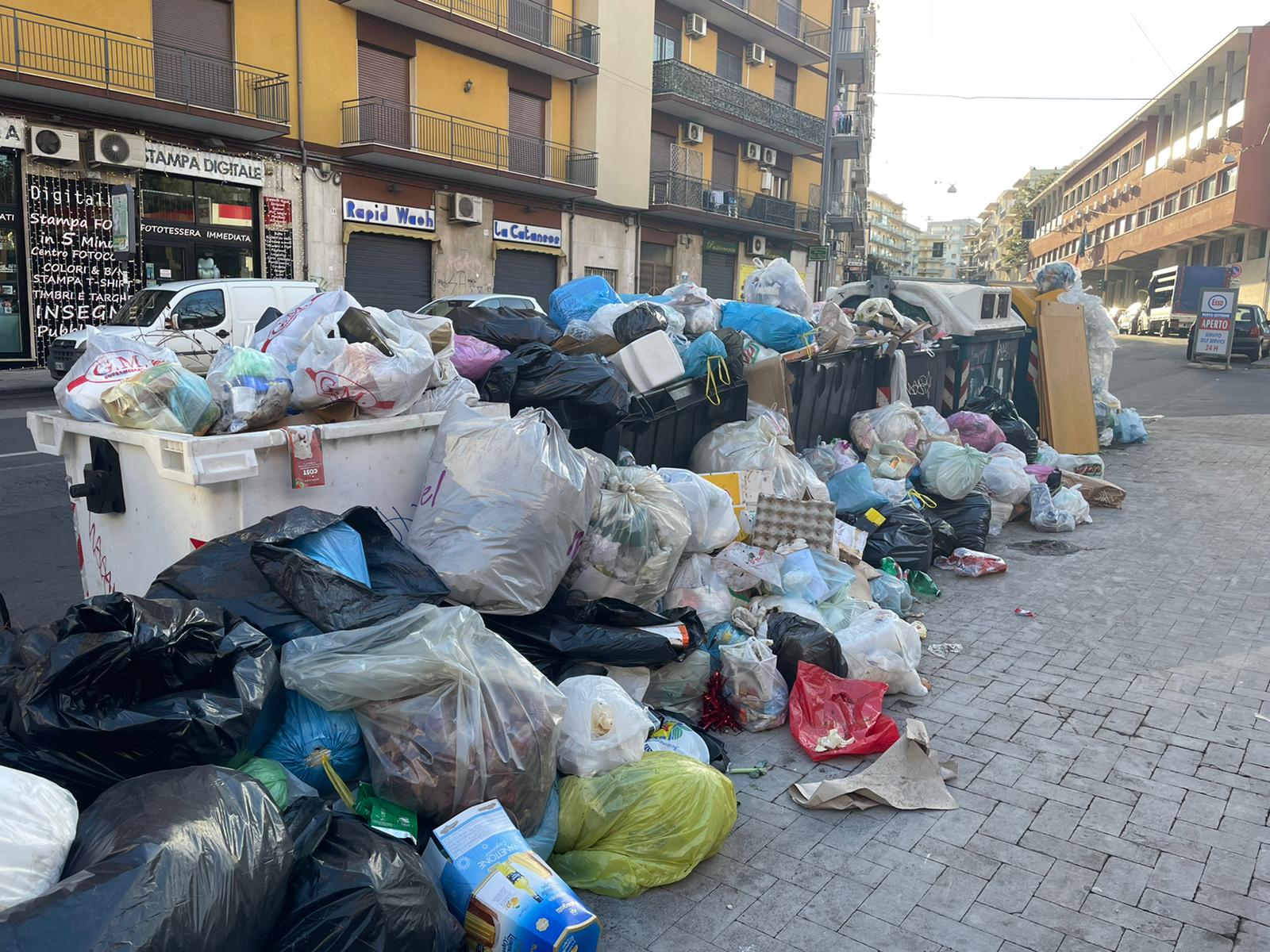 Galleria foto 'Bolzano energia pulita dai rifiuti mentre la Sicilia affoga nella monnezza' - foto 2