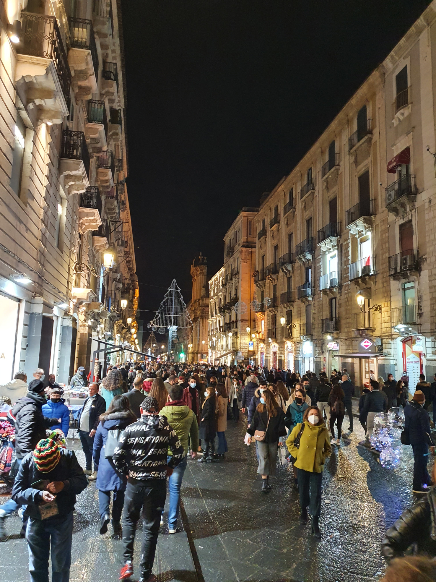 Galleria foto 'Shopping di Natale, controlli in negozi e centri commerciali a Catania' - foto 1