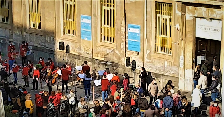 Natale, Catania, a scuola concerto per orchestra e … clacson